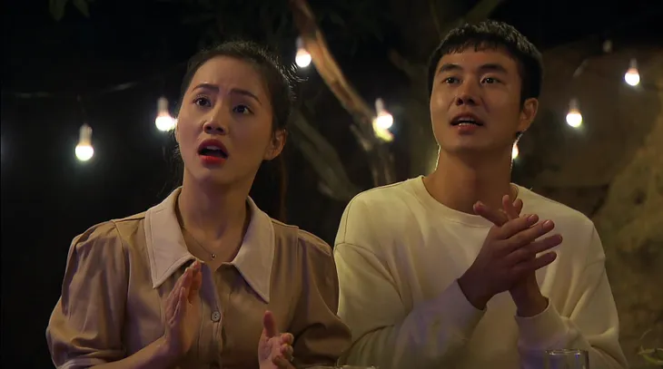 Phố trong làng - Tập 36: Ngọc tuyên bố Tiến đang đứng chờ tàu hỏa ở sân bay - Ảnh 8. Phố trong làng - Tập 36: Ngọc tuyên bố Tiến đang đứng chờ tàu hỏa ở sân bay - Ảnh 8.