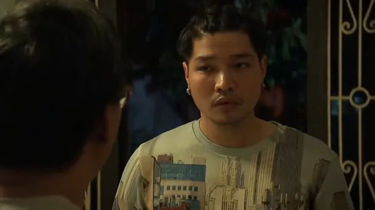 Phố trong làng - Tập 36: Ngọc tuyên bố Tiến đang đứng chờ tàu hỏa ở sân bay - Ảnh 6. Phố trong làng - Tập 36: Ngọc tuyên bố Tiến đang đứng chờ tàu hỏa ở sân bay - Ảnh 6.