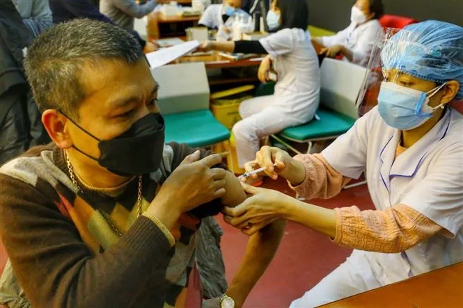 Vì sao tiêm vaccine COVID-19 mũi nhắc lại là cần thiết? - Ảnh 1. Vì sao tiêm vaccine COVID-19 mũi nhắc lại là cần thiết? - Ảnh 1.