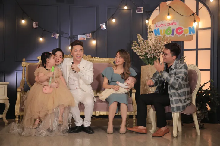 Cuộc chiến nuôi con: Gia đình ca sĩ Minh Vương giúp con vượt qua nỗi sợ tiêm - Ảnh 1. Cuộc chiến nuôi con: Gia đình ca sĩ Minh Vương giúp con vượt qua nỗi sợ tiêm - Ảnh 1.