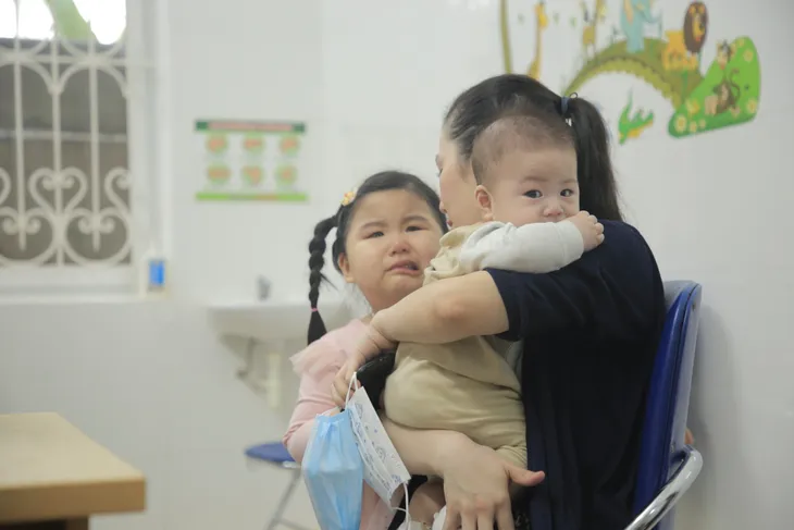 Cuộc chiến nuôi con: Gia đình ca sĩ Minh Vương giúp con vượt qua nỗi sợ tiêm - Ảnh 3. Cuộc chiến nuôi con: Gia đình ca sĩ Minh Vương giúp con vượt qua nỗi sợ tiêm - Ảnh 3.