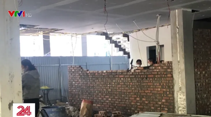 Nhóm người lạ mặt ngang nhiên gây rối, hành hung nhân viên ngân hàng - Ảnh 2. Nhóm người lạ mặt ngang nhiên gây rối, hành hung nhân viên ngân hàng - Ảnh 2.