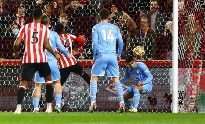 Thắng tối thiểu Brentford, Manchester City củng cố ngôi đầu - Ảnh 1. Thắng tối thiểu Brentford, Manchester City củng cố ngôi đầu - Ảnh 1.
