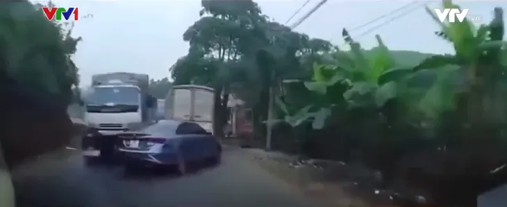 Xe ô tô vượt ẩu, gặp nạn tại khúc cua - Ảnh 1. Xe ô tô vượt ẩu, gặp nạn tại khúc cua - Ảnh 1.