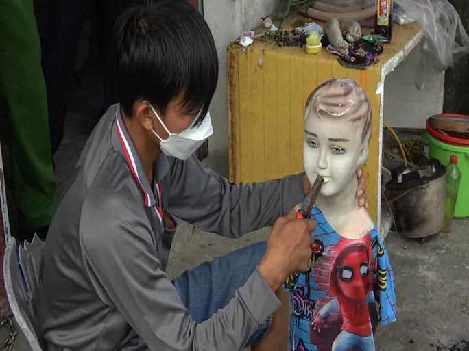 Bắt khẩn cấp gã cha dượng hành hạ dã man khiến bé gái 3 tuổi tử vong - Ảnh 1. Bắt khẩn cấp gã cha dượng hành hạ dã man khiến bé gái 3 tuổi tử vong - Ảnh 1.