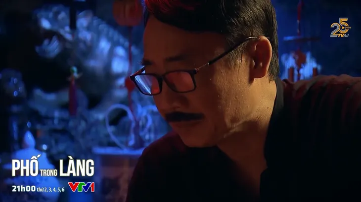 Phố trong làng - Tập 19: Vợ chồng ông Trung đi xem bói tìm kẻ trộm - Ảnh 1. Phố trong làng - Tập 19: Vợ chồng ông Trung đi xem bói tìm kẻ trộm - Ảnh 1.