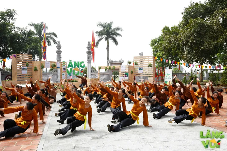Vợ chồng diễn viên Hồng Quang - Diễm Hương quậy hết cỡ trong Làng vui - Ảnh 10.