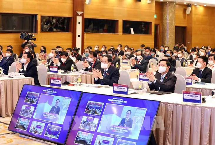 Diễn đàn Kinh tế Việt Nam 2021: Đề xuất gói hỗ trợ đặc biệt để kinh tế Việt Nam không bị lỡ nhịp, tụt hậu - Ảnh 1. Diễn đàn Kinh tế Việt Nam 2021: Đề xuất gói hỗ trợ đặc biệt để kinh tế Việt Nam không bị lỡ nhịp, tụt hậu - Ảnh 1.