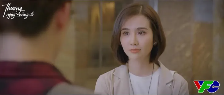 Thương ngày nắng về - Tập 10: Vân Trang (Huyền Lizzie) bị đồn tà lưa trai trẻ Duy (Đình Tú) - Ảnh 4. Thương ngày nắng về - Tập 10: Vân Trang (Huyền Lizzie) bị đồn tà lưa trai trẻ Duy (Đình Tú) - Ảnh 4.