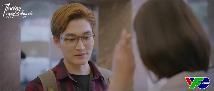 Thương ngày nắng về - Tập 10: Vân Trang (Huyền Lizzie) bị đồn tà lưa trai trẻ Duy (Đình Tú) - Ảnh 2. Thương ngày nắng về - Tập 10: Vân Trang (Huyền Lizzie) bị đồn tà lưa trai trẻ Duy (Đình Tú) - Ảnh 2.