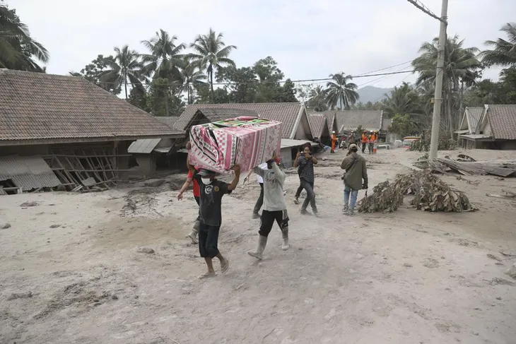 Núi lửa Semeru phun trào ở Indonesia khiến 14 người thiệt mạng, gần 100 người bị thương - Ảnh 4.