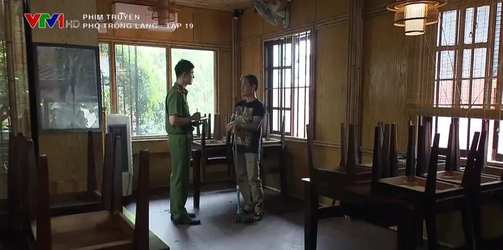 Phố trong làng - Tập 19: Mến run rẩy khi Đông nhắc đến vụ trộm tiền công đức - Ảnh 3. Phố trong làng - Tập 19: Mến run rẩy khi Đông nhắc đến vụ trộm tiền công đức - Ảnh 3.