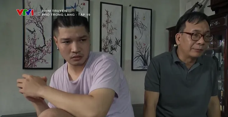 Phố trong làng - Tập 19: Mến run rẩy khi Đông nhắc đến vụ trộm tiền công đức - Ảnh 11. Phố trong làng - Tập 19: Mến run rẩy khi Đông nhắc đến vụ trộm tiền công đức - Ảnh 11.
