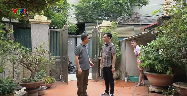 Phố trong làng - Tập 19: Mến run rẩy khi Đông nhắc đến vụ trộm tiền công đức - Ảnh 7. Phố trong làng - Tập 19: Mến run rẩy khi Đông nhắc đến vụ trộm tiền công đức - Ảnh 7.