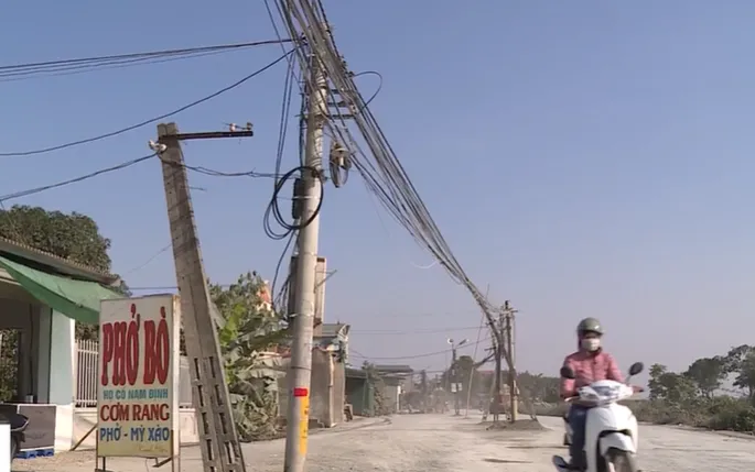 Hà Nội: Hàng cột điện mọc giữa đường, dây giăng mắc như mạng nhện - Ảnh 1. Hà Nội: Hàng cột điện mọc giữa đường, dây giăng mắc như mạng nhện - Ảnh 1.