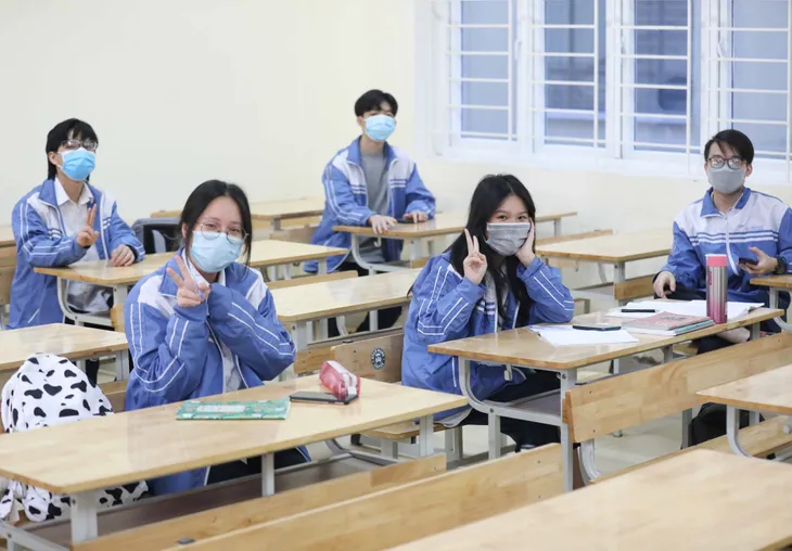 Học sinh hồi hộp, háo hức khi lần đầu trực tiếp gặp thầy cô, bạn bè - Ảnh 1. Học sinh hồi hộp, háo hức khi lần đầu trực tiếp gặp thầy cô, bạn bè - Ảnh 1.