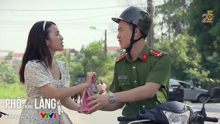 Phố trong làng - Tập 20: Hoàng tiếp tục bị Hoài làm phiền - Ảnh 4. Phố trong làng - Tập 20: Hoàng tiếp tục bị Hoài làm phiền - Ảnh 4.