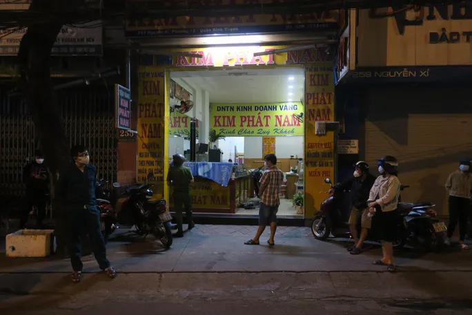 Liều lĩnh khống chế cháu bé 7 tuổi định cướp tiệm vàng - Ảnh 1. Liều lĩnh khống chế cháu bé 7 tuổi định cướp tiệm vàng - Ảnh 1.
