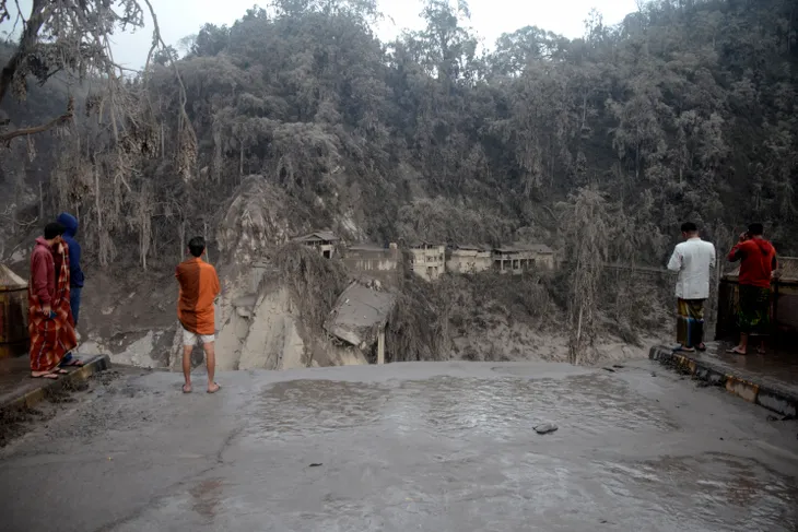 Số nạn nhân thiệt mạng do núi lửa Semeru phun trào ở Indonesia tăng lên 34 người - Ảnh 7.
