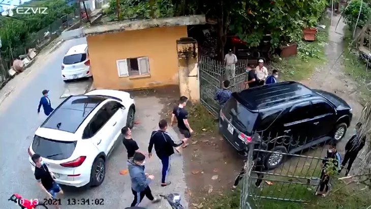 Hà Nội: Trấn áp nhóm côn đồ coi thường pháp luật, đập phá tài sản Nhà nước - Ảnh 1. Hà Nội: Trấn áp nhóm côn đồ coi thường pháp luật, đập phá tài sản Nhà nước - Ảnh 1.