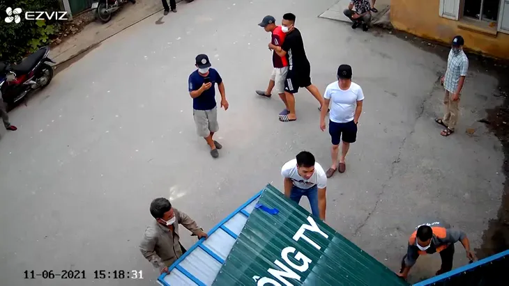 Hà Nội: Trấn áp nhóm côn đồ coi thường pháp luật, đập phá tài sản Nhà nước - Ảnh 2. Hà Nội: Trấn áp nhóm côn đồ coi thường pháp luật, đập phá tài sản Nhà nước - Ảnh 2.