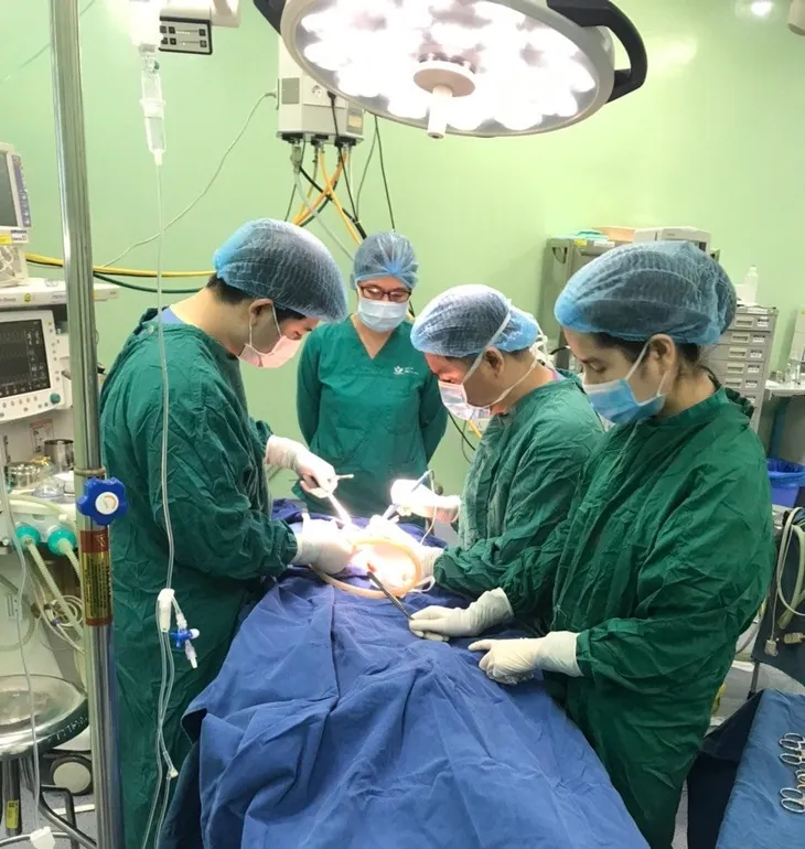 Cắt bỏ khối u nặng gần bằng một nửa trọng lượng bé sơ sinh 10 ngày tuổi - Ảnh 1. Cắt bỏ khối u nặng gần bằng một nửa trọng lượng bé sơ sinh 10 ngày tuổi - Ảnh 1.