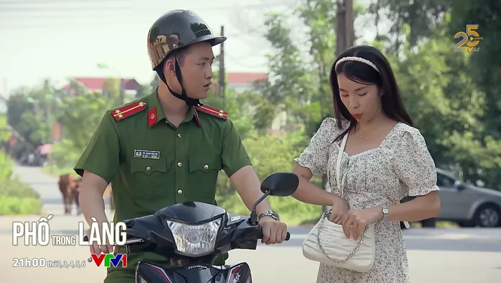 Phố trong làng - Tập 20: Hoàng tiếp tục bị Hoài làm phiền - Ảnh 1. Phố trong làng - Tập 20: Hoàng tiếp tục bị Hoài làm phiền - Ảnh 1.