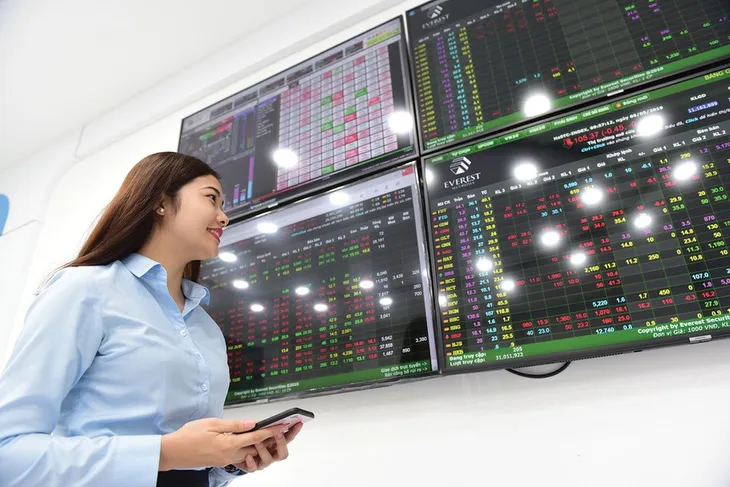 Sắc xanh bao phủ, VN-Index bật tăng hơn 33 điểm - Ảnh 1. Sắc xanh bao phủ, VN-Index bật tăng hơn 33 điểm - Ảnh 1.