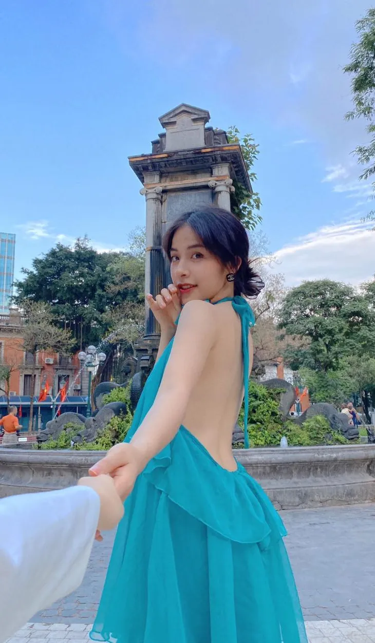 Phong cách thời trang gợi cảm khác hẳn trên phim của Trần Vân - Ảnh 3. Phong cách thời trang gợi cảm khác hẳn trên phim của Trần Vân - Ảnh 3.