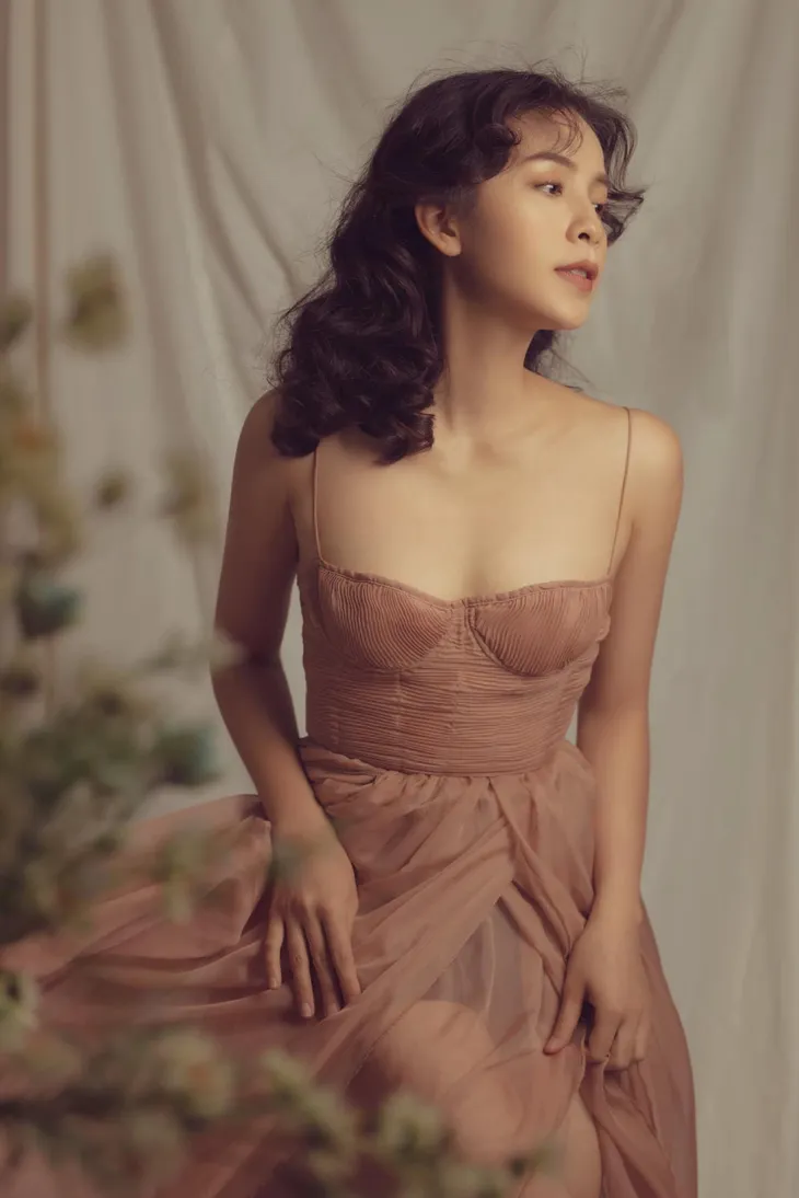 Phong cách thời trang gợi cảm khác hẳn trên phim của Trần Vân - Ảnh 2. Phong cách thời trang gợi cảm khác hẳn trên phim của Trần Vân - Ảnh 2.