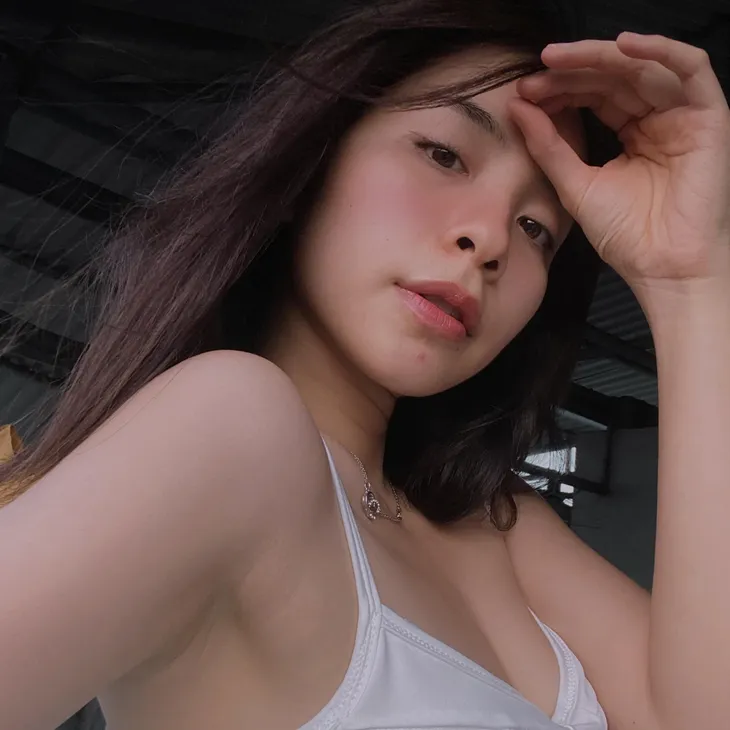 Phong cách thời trang gợi cảm khác hẳn trên phim của Trần Vân - Ảnh 5. Phong cách thời trang gợi cảm khác hẳn trên phim của Trần Vân - Ảnh 5.