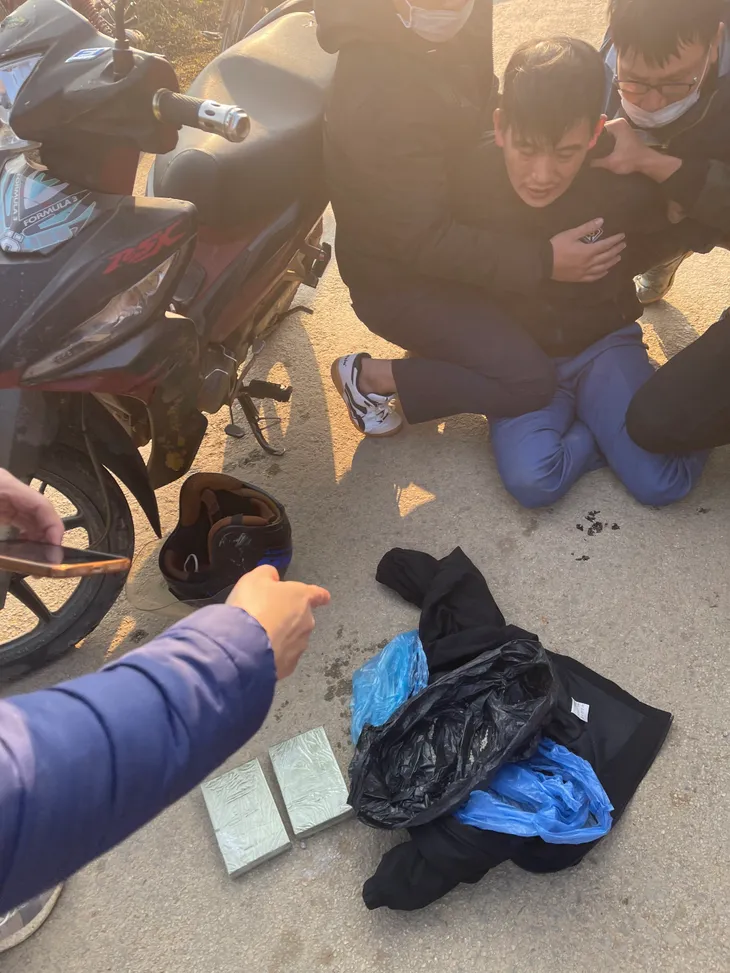 Lào Cai triệt phá chuyên án ma túy, bắt 1 đối tượng, thu giữ 2 bánh heroin - Ảnh 1. Lào Cai triệt phá chuyên án ma túy, bắt 1 đối tượng, thu giữ 2 bánh heroin - Ảnh 1.