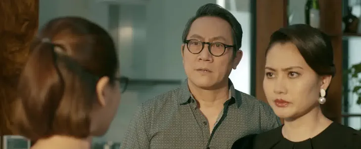 Mặt nạ gương - Tập 17: Hoa (Lương Thu Trang) lại định diễn trò trước mặt cả nhà - Ảnh 1. Mặt nạ gương - Tập 17: Hoa (Lương Thu Trang) lại định diễn trò trước mặt cả nhà - Ảnh 1.