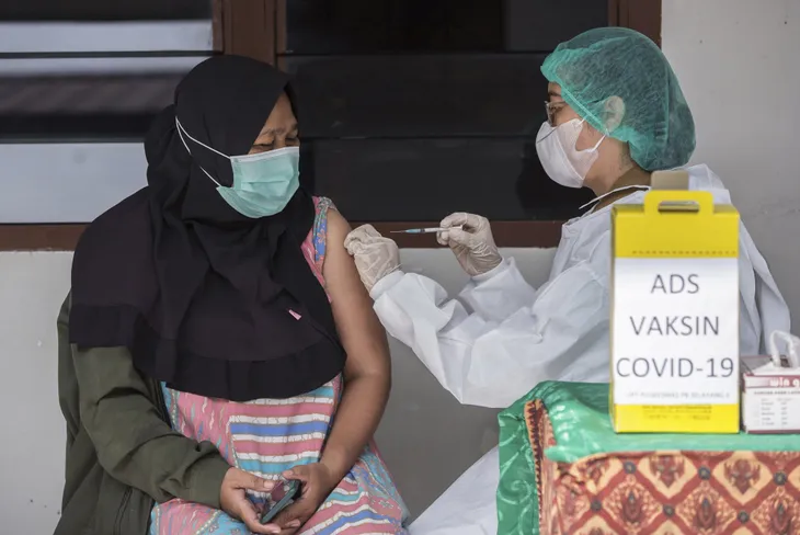 Dịch COVID-19 diễn biến phức tạp tại Lào, mũi vaccine tăng cường có thể được tiêm định kỳ hàng năm - Ảnh 2. Dịch COVID-19 diễn biến phức tạp tại Lào, mũi vaccine tăng cường có thể được tiêm định kỳ hàng năm - Ảnh 2.