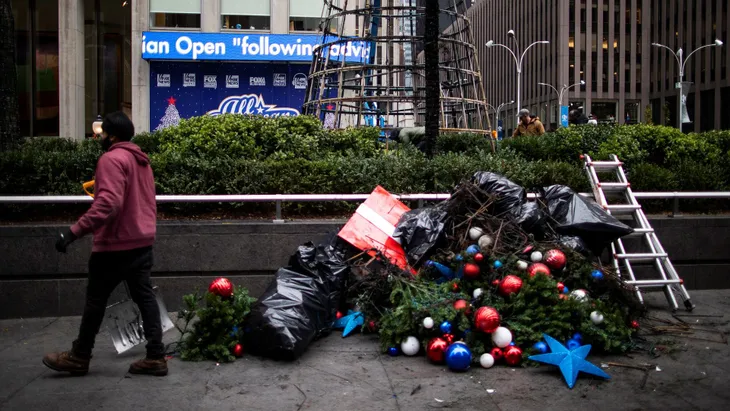 Mỹ: Bắt giữ đối tượng đốt cây thông Noel bên ngoài trụ sở Fox News ở New York - Ảnh 2. Mỹ: Bắt giữ đối tượng đốt cây thông Noel bên ngoài trụ sở Fox News ở New York - Ảnh 2.