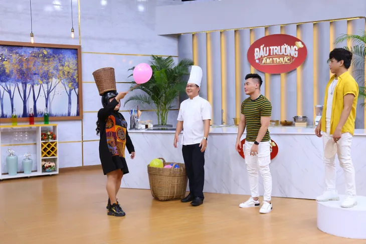 “Thánh cải lương” Phạm Huyền Trâm liếc xéo vì bị Lê Dương Bảo Lâm chê “mặt ác” - Ảnh 1. “Thánh cải lương” Phạm Huyền Trâm liếc xéo vì bị Lê Dương Bảo Lâm chê “mặt ác” - Ảnh 1.