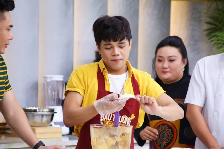 “Thánh cải lương” Phạm Huyền Trâm liếc xéo vì bị Lê Dương Bảo Lâm chê “mặt ác” - Ảnh 3. “Thánh cải lương” Phạm Huyền Trâm liếc xéo vì bị Lê Dương Bảo Lâm chê “mặt ác” - Ảnh 3.