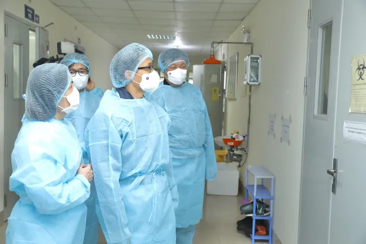 Phó Thủ tướng Vũ Đức Đam kiểm tra công tác chống dịch COVID-19 tại Hà Nội - Ảnh 3. Phó Thủ tướng Vũ Đức Đam kiểm tra công tác chống dịch COVID-19 tại Hà Nội - Ảnh 3.