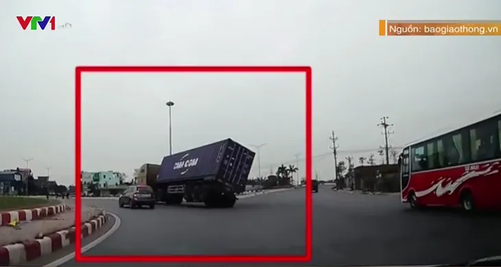 Xe container lật ngang khi ôm cua tại vòng xuyến - Ảnh 1.