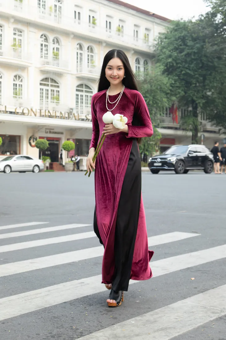 Thướt tha những mẫu áo dài đậm chất Á Đông của người con gái Hà Thành đón Tết - Ảnh 8. Thướt tha những mẫu áo dài đậm chất Á Đông của người con gái Hà Thành đón Tết - Ảnh 8.