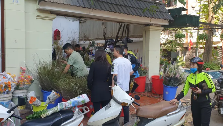 Người dân Hà Nội hối hả mang hoa về nhà trong ngày cuối của năm Âm lịch - Ảnh 1. Người dân Hà Nội hối hả mang hoa về nhà trong ngày cuối của năm Âm lịch - Ảnh 1.