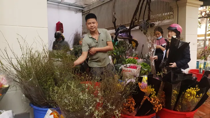 Người dân Hà Nội hối hả mang hoa về nhà trong ngày cuối của năm Âm lịch - Ảnh 4. Người dân Hà Nội hối hả mang hoa về nhà trong ngày cuối của năm Âm lịch - Ảnh 4.