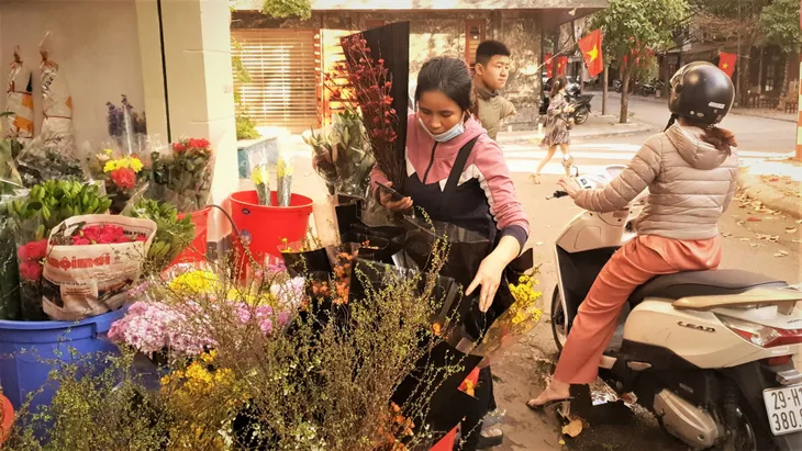 Người dân Hà Nội hối hả mang hoa về nhà trong ngày cuối của năm Âm lịch - Ảnh 2. Người dân Hà Nội hối hả mang hoa về nhà trong ngày cuối của năm Âm lịch - Ảnh 2.