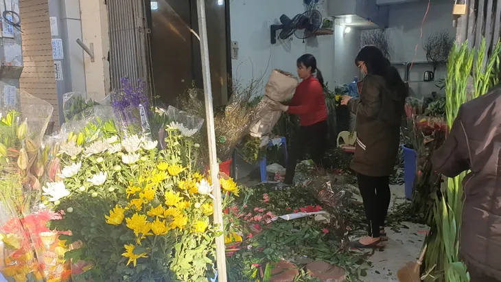 Người dân Hà Nội hối hả mang hoa về nhà trong ngày cuối của năm Âm lịch - Ảnh 6. Người dân Hà Nội hối hả mang hoa về nhà trong ngày cuối của năm Âm lịch - Ảnh 6.