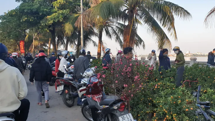 Người dân Hà Nội hối hả mang hoa về nhà trong ngày cuối của năm Âm lịch - Ảnh 9. Người dân Hà Nội hối hả mang hoa về nhà trong ngày cuối của năm Âm lịch - Ảnh 9.