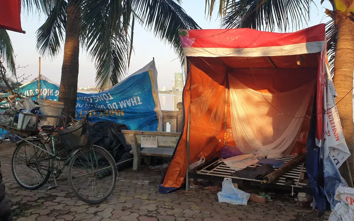 Người dân Hà Nội hối hả mang hoa về nhà trong ngày cuối của năm Âm lịch - Ảnh 12. Người dân Hà Nội hối hả mang hoa về nhà trong ngày cuối của năm Âm lịch - Ảnh 12.