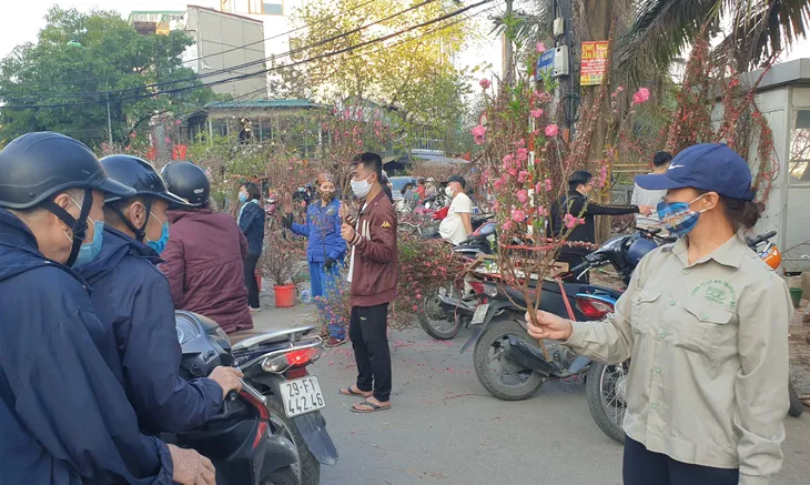 Người dân Hà Nội hối hả mang hoa về nhà trong ngày cuối của năm Âm lịch - Ảnh 13. Người dân Hà Nội hối hả mang hoa về nhà trong ngày cuối của năm Âm lịch - Ảnh 13.
