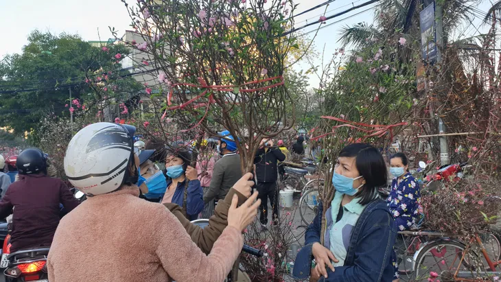 Người dân Hà Nội hối hả mang hoa về nhà trong ngày cuối của năm Âm lịch - Ảnh 14. Người dân Hà Nội hối hả mang hoa về nhà trong ngày cuối của năm Âm lịch - Ảnh 14.
