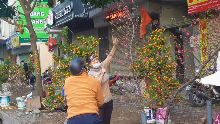 Người dân Hà Nội hối hả mang hoa về nhà trong ngày cuối của năm Âm lịch - Ảnh 20. Người dân Hà Nội hối hả mang hoa về nhà trong ngày cuối của năm Âm lịch - Ảnh 20.