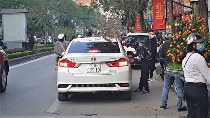 Người dân Hà Nội hối hả mang hoa về nhà trong ngày cuối của năm Âm lịch - Ảnh 21. Người dân Hà Nội hối hả mang hoa về nhà trong ngày cuối của năm Âm lịch - Ảnh 21.
